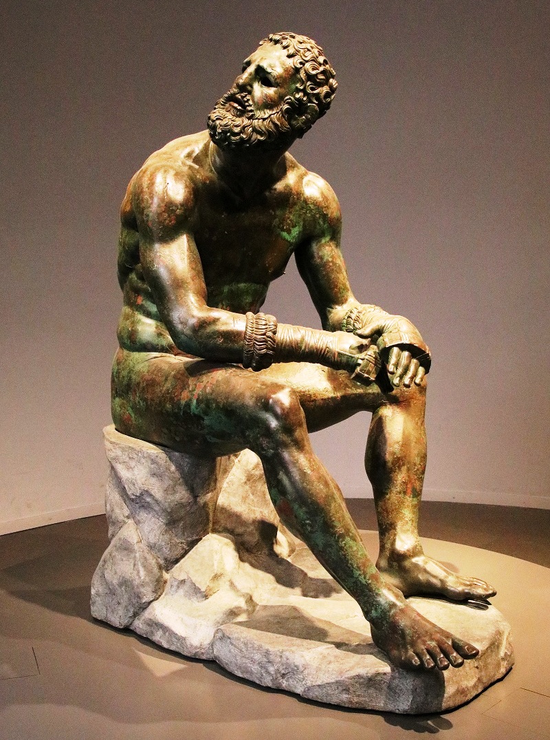 Estátua de Bronze do Boxeador Sentado. Museu delle Terme, Roma. FONTE: Vicenç Valcárcel Pérez, CC BY-SA 4.0, via Wikimedia Commons.