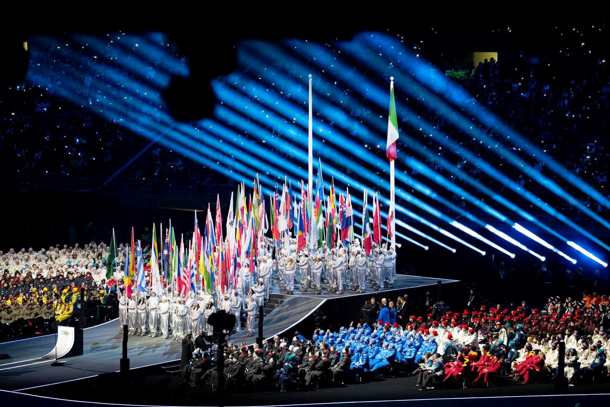 Porta-bandeiras na cerimônia de abertura dos Jogos Olímpicos de Milano-Cortina 2026. Por:Vice President JD Vance, Public domain, via Wikimedia Commons